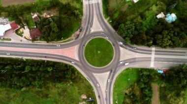 Arabalar ve binalar ile şehrin havadan görünümü