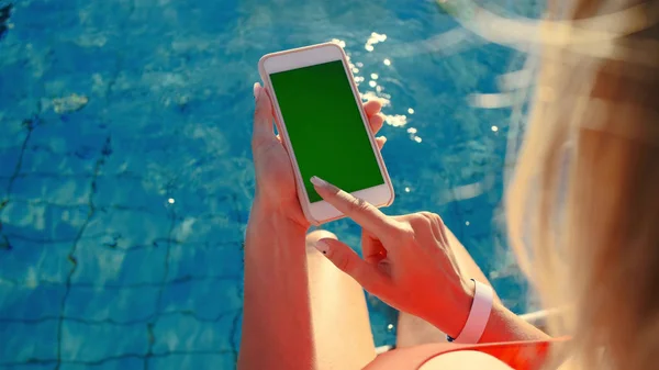 Belle Fille Blonde Avec Téléphone Dans Piscine Vacances Été Concept — Photo