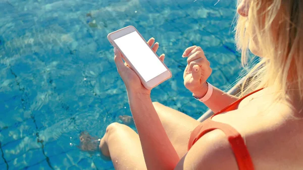 Belle Fille Blonde Avec Téléphone Dans Piscine Vacances Été Concept — Photo