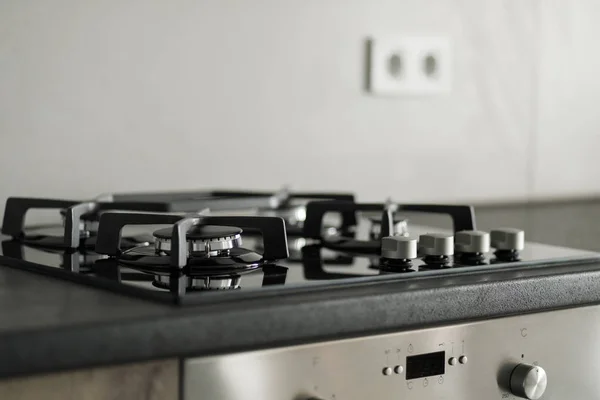 现代风格的家居内饰 现代厨房 燃气灶与烹饪锅 白色和灰色简约室内设计 — 图库照片