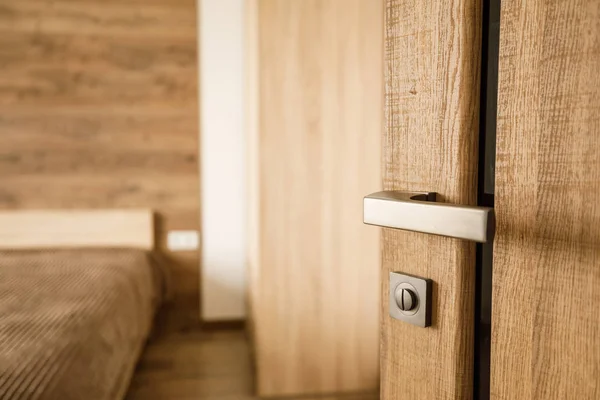 自然な木製のドア ドアハンドル要素の様式のドアのハンドル — ストック写真
