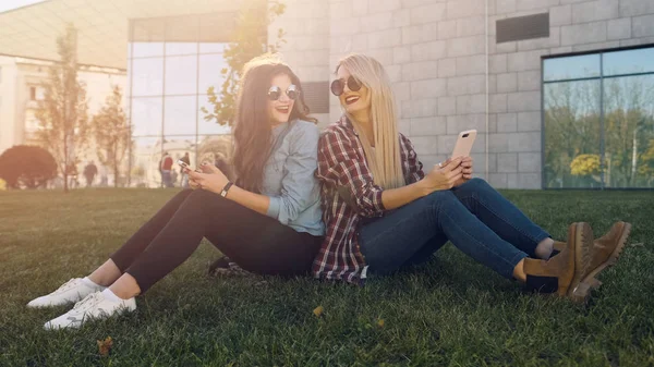 Jóvenes Mujeres Bonitas Posando Calle Con Teléfono Retrato Aire Libre — Foto de Stock