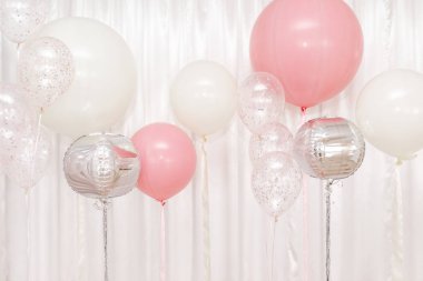 renkli balonlar. Balonlar fotoğraf duvar doğum günü dekorasyonu. Pastel pembe arka plan üzerinde balonlar.