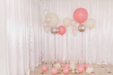 renkli balonlar. Balonlar fotoğraf duvar doğum günü dekorasyonu. Pastel pembe arka plan üzerinde Hava Balonları.