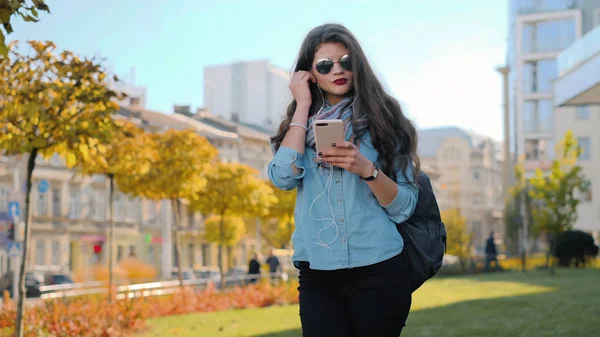 Retrato Una Chica Hermosa Usando Teléfono Inteligente Caminando Por Calle —  Fotos de Stock