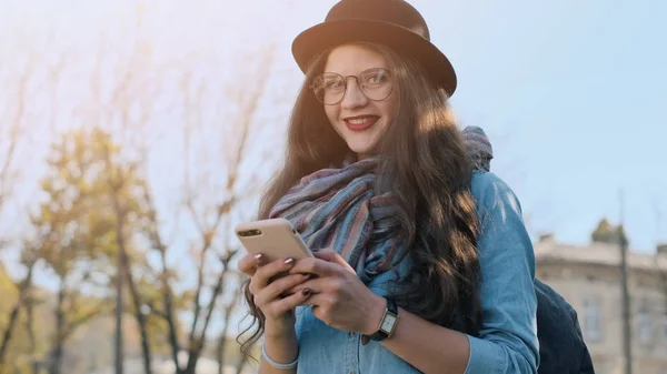 Retrato Una Chica Hermosa Usando Teléfono Inteligente Caminando Por Calle —  Fotos de Stock