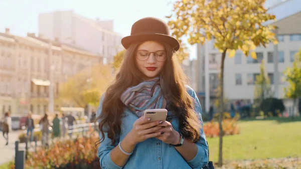 Sokakta Yürüyen Akıllı Telefonunu Kullanan Güzel Kızın Portresi — Stok fotoğraf