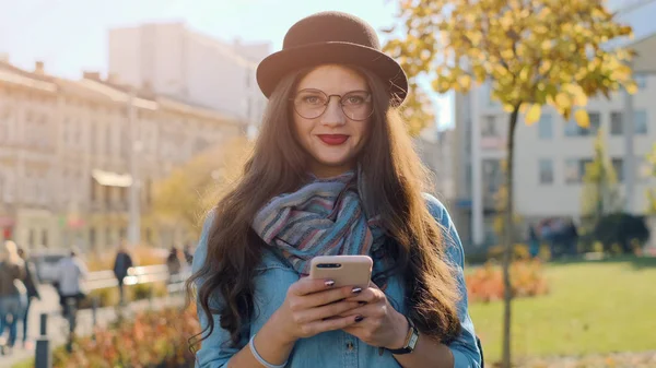 Retrato Una Chica Hermosa Usando Teléfono Inteligente Caminando Por Calle —  Fotos de Stock