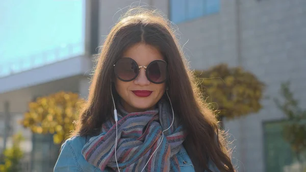 Retrato Una Chica Hermosa Usando Teléfono Inteligente Caminando Por Calle — Foto de Stock