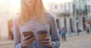 Şehirde yürüyen genç Avrupalı kadının portresi.