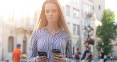 Şehirde yürüyen genç Avrupalı kadının portresi.