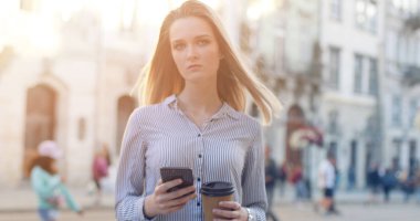 Şehirde yürüyen genç Avrupalı kadının portresi.