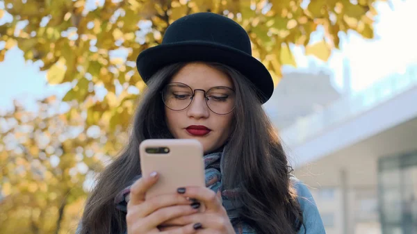 Retrato Una Chica Hermosa Usando Teléfono Inteligente Caminando Por Calle —  Fotos de Stock