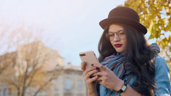 Retrato Una Chica Hermosa Usando Teléfono Inteligente Caminando Por Calle —  Fotos de Stock