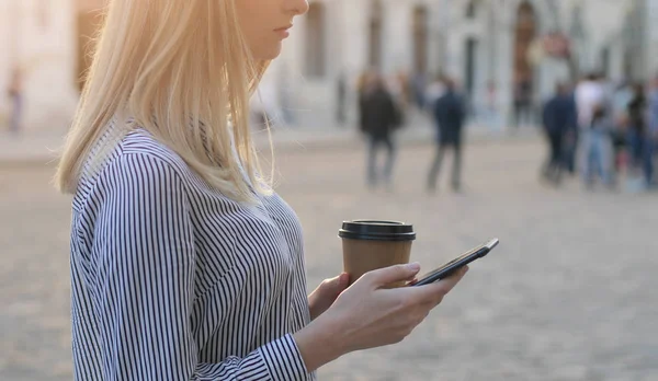 Şehirde yürüyen genç Avrupalı kadının portresi.