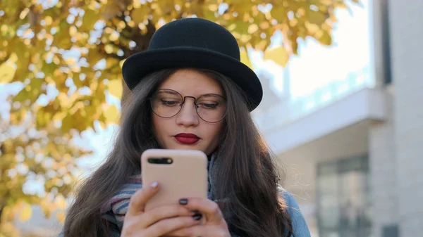 Retrato Una Chica Hermosa Usando Teléfono Inteligente Caminando Por Calle — Foto de Stock