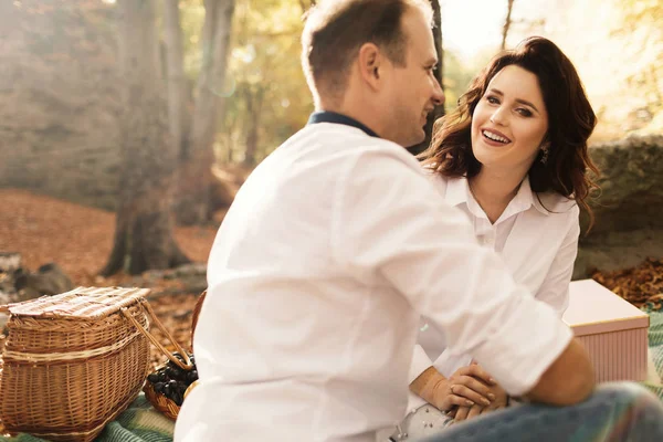 Romantik Genç Çift Sonbahar Parkında Yürüyor Parkta Birlikte Bir Aile — Stok fotoğraf