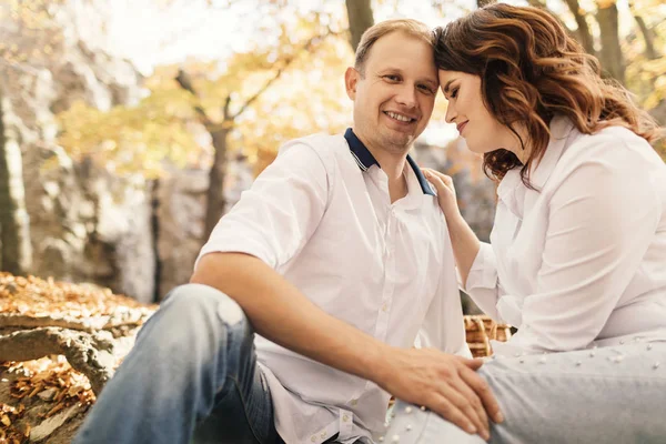 Pareja Joven Romántica Caminando Parque Otoño Familia Juntos Parque Pareja — Foto de Stock