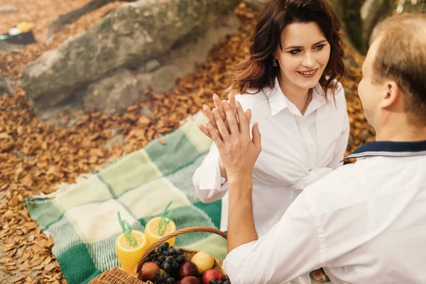 Romantik Genç Çift Sonbahar Parkında Yürüyor Parkta Birlikte Bir Aile — Stok fotoğraf