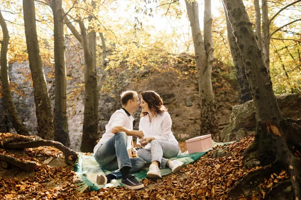 Romantický Mladý Pár Který Chodí Podzimním Parku Rodina Pohromadě Parku — Stock fotografie