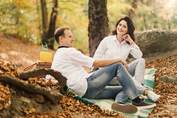 Romantica Giovane Coppia Che Cammina Nel Parco Autunnale Famiglia Insieme — Foto Stock