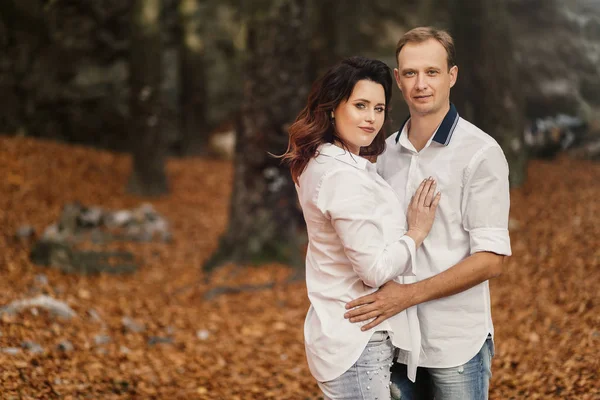 Pareja Joven Romántica Caminando Parque Otoño Familia Juntos Parque Pareja — Foto de Stock