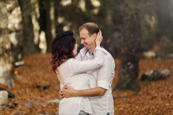 秋の公園を歩くロマンチックな若いカップル 公園で一緒に家族 妊娠中のカップル — ストック写真