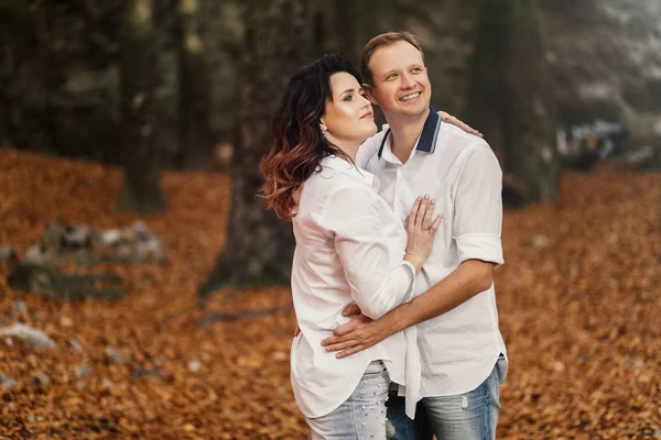 Pareja Joven Romántica Caminando Parque Otoño Familia Juntos Parque Pareja — Foto de Stock