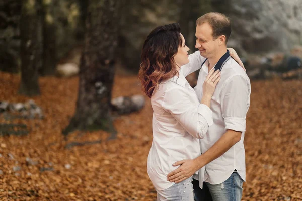 Pasangan Muda Romantis Berjalan Taman Musim Gugur Keluarga Bersama Taman — Stok Foto