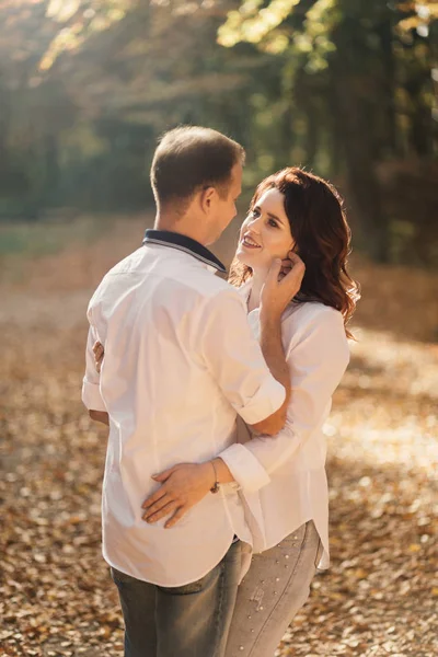 Pareja Joven Romántica Caminando Parque Otoño Familia Juntos Parque Pareja — Foto de Stock