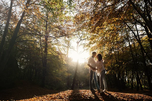 Romantiskt Ungt Par Som Går Höst Parken Familjen Tillsammans Parken — Stockfoto