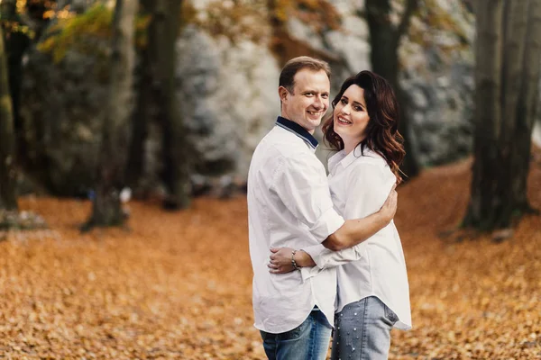 秋の公園を歩くロマンチックな若いカップル 公園で一緒に家族 妊娠中のカップル — ストック写真