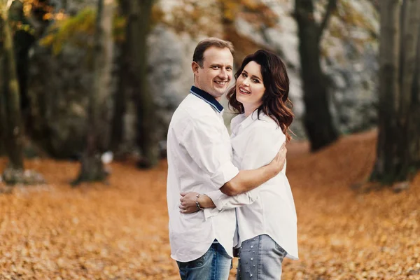 Pareja Joven Romántica Caminando Parque Otoño Familia Juntos Parque Pareja — Foto de Stock