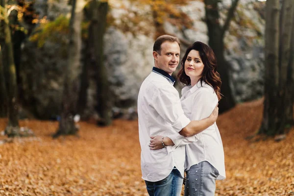 Pareja Joven Romántica Caminando Parque Otoño Familia Juntos Parque Pareja — Foto de Stock