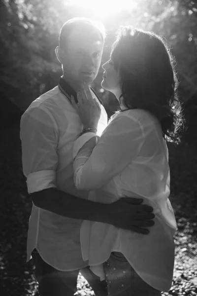 Romantikus Fiatal Pár Séta Ősszel Parkban Család Együtt Parkban Terhes — Stock Fotó