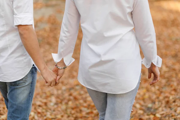 Verliebte Paare Gehen Händchen Haltend Durch Den Herbstlichen Park Glückliches — Stockfoto