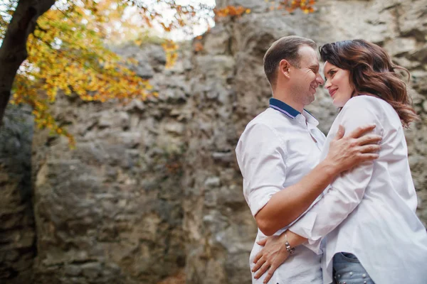 Pareja Joven Romántica Caminando Parque Otoño Familia Juntos Parque Pareja — Foto de Stock