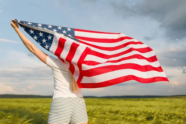 Detrás Joven Celebrando Julio Con Bandera Mujer Con Bandera Americana — Foto de Stock