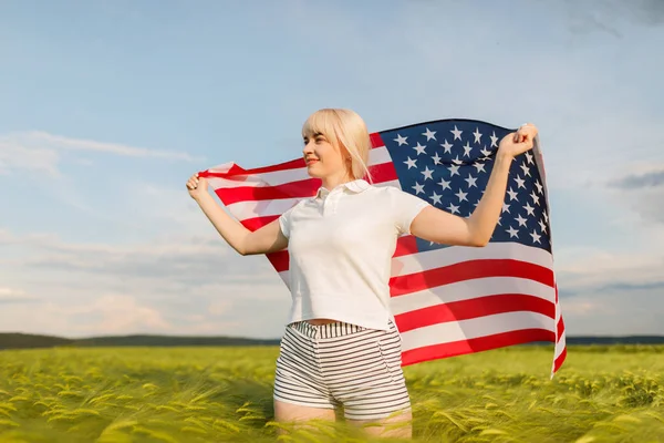 Γυναίκα Που Κρατά Αμερικάνικη Σημαία Στο Χωράφι Σιτάρι Πατριώτες Της — Φωτογραφία Αρχείου