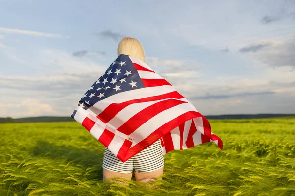 Mujer Con Bandera Americana Campo Trigo Patriotas América Chica Celebrando — Foto de Stock