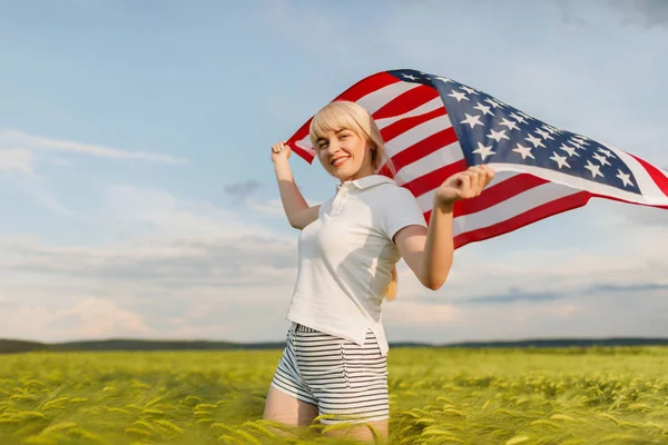 Mujer Con Bandera Americana Campo Trigo Patriotas América Chica Celebrando — Foto de Stock