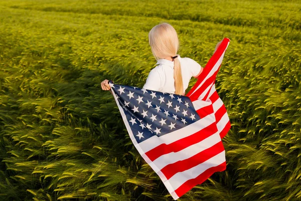 Назад Молода Дівчина Святкує Липня Прапором Сша Жінка Тримає Американський — стокове фото