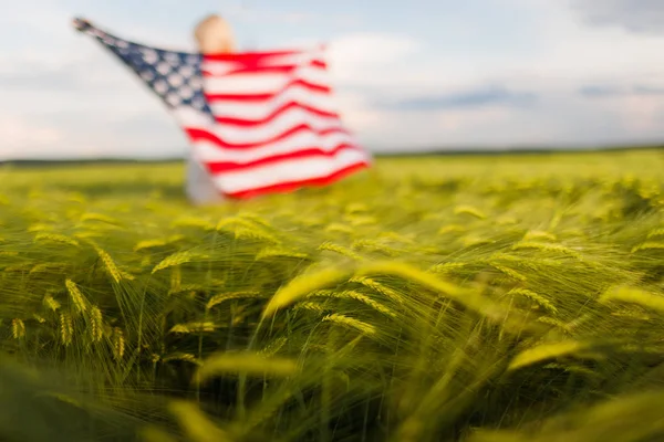 Mujer Con Bandera Americana Campo Trigo Patriotas América Chica Celebrando — Foto de Stock