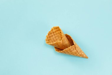 Mavi arka planda dondurma waffle konileri. Minimal kompozisyon. Üst görünüm. Düz yatma.