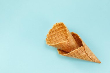 Mavi arka planda dondurma waffle konileri. Minimal kompozisyon. Üst görünüm. Düz yatma.