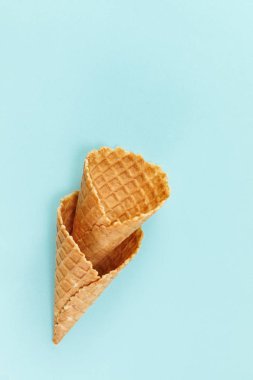 Mavi arka planda dondurma waffle konileri. Minimal kompozisyon. Üst görünüm. Düz yatma.