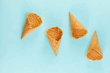 Mavi arka planda dondurma waffle konileri. Minimal kompozisyon. Üst görünüm. Düz yatma.