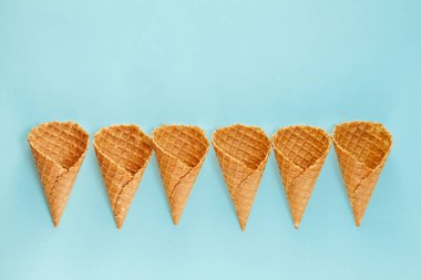 Mavi arka planda dondurma waffle konileri. Minimal kompozisyon. Üst görünüm. Düz yatma.