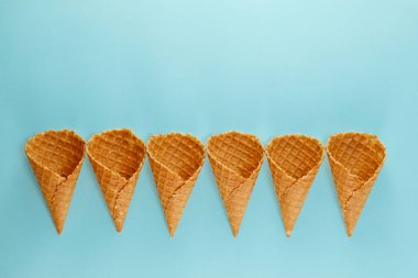 Mavi arka planda dondurma waffle konileri. Minimal kompozisyon. Üst görünüm. Düz yatma.