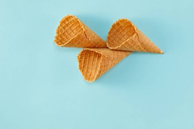 Mavi arka planda dondurma waffle konileri. Minimal kompozisyon. Üst görünüm. Düz yatma.